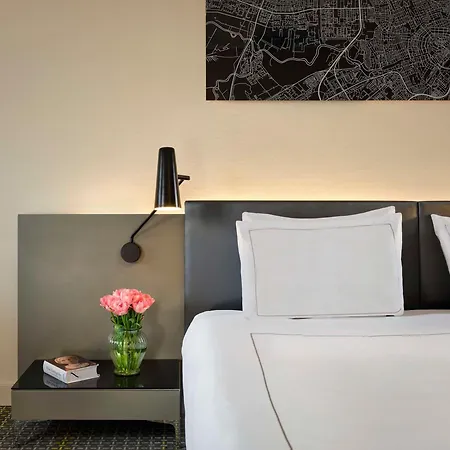 מלון Park Plaza Victoria 4*